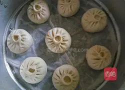 Illustration of how to make diced pork and cabbage buns 18