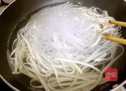 Illustration of how to make beef sauce noodles 6