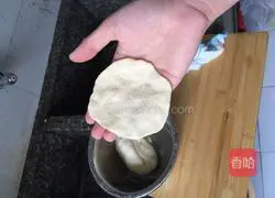 Illustration of how to make the first steamed bun masterpiece of the Hand Can Party 5