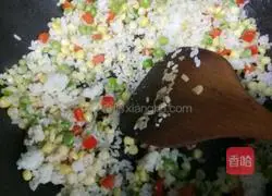 Illustration of how to make egg fried rice 9