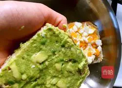 Illustration of how to make avocado and egg sandwich 4