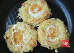 Potato shredded egg pancakes Illustration of how to do it 9