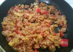 Illustration of how to make tomato and egg fried rice 10