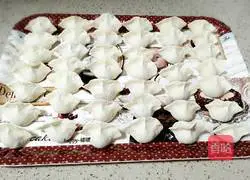 Illustration of how to make celery and fresh meat dumplings 9