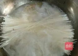 Illustration of how to make loofah and prawn noodles 5