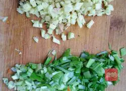 Illustration of how to make carrot and mutton dumpling fillings 4