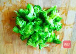 Illustration of how to make fried black rice with broccoli 6