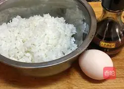Illustration of how to make soy sauce egg fried rice 1