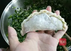 Illustration of how to make leek and pork dumplings 9