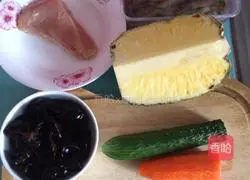 Illustration of how to make pineapple fried rice 1