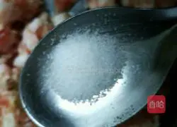 Illustration of how to make pork and coriander wonton stuffing 3