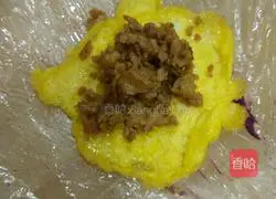 Illustration of how to make egg cake and purple potato stuffed rice with meat filling 11