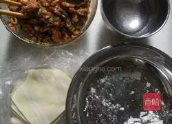 Illustration of how to make fresh meat wontons 4