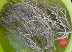 Illustration of how to make hot and sour noodles 1