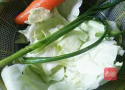 Illustration of how to make fried noodles with eggs, cabbage and noodles 3