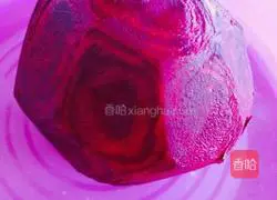 Illustration of how to make beetroot noodles 1