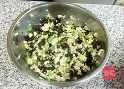 Illustration of how to make vegetarian dumpling fillings 7