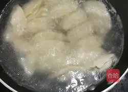 Illustration of how to make fungus, carrot and pork dumplings 8