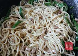 Illustration of how to make fried noodles with shredded pepper and pork 8