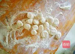 Illustration of how to make cabbage, vermicelli and egg dumplings 3