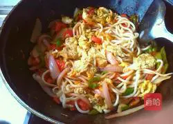 Illustration of how to make fried noodles with tomatoes and eggs 9