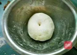 Illustration of how to make pork and green onion buns 3