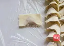 Illustration of how to make homemade pork wontons 4