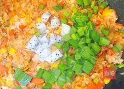 Dragon fruit Illustration of how to make fried rice 10