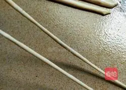 Illustration of how to make noodles with strips 3