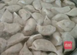 Illustration of how to make pork and leek dumplings 10