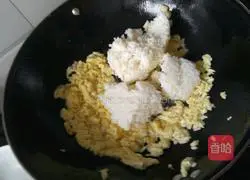 Illustration of how to make fried rice with pepper, carrot and egg 9