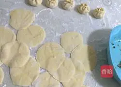 Illustration of how to make pumpkin skin buns stuffed with radish stems and leaves 7