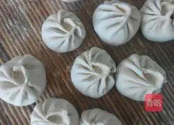 Illustration of how to make steamed buns stuffed with chives 11