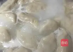 Illustration of how to make three fresh cabbage stuffed dumplings 7