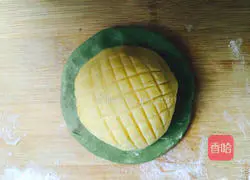 Illustration of how to make glutinous rice and red bean paste sunflower cake.10