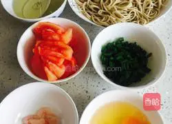 Illustration of how to make shrimp and tomato fried noodles 1