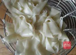 Illustration of how to make fried noodles with tomato sauce 3