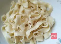 Illustration of how to make pork liver and green vegetable noodles 2