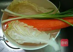 Illustration of how to make carrot, cabbage and egg fried rice 2
