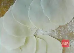 Illustration of how to make three fresh stuffed dumplings 8