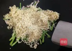Illustration of how to make fried noodles with beans and shredded pork 6