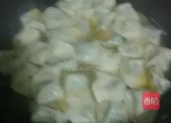 Illustration of how to make wontons stuffed with beef and chives 10