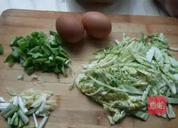 Illustration of how to make fried noodles with eggs 1