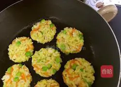 You can also eat rice like this - Illustration of how to make rice and vegetable pancakes 6