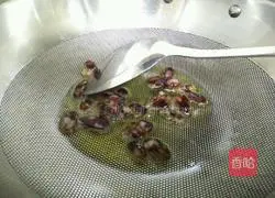 Illustration of how to make fried rice with sausage and pickled vegetables 3