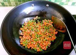 Illustration of how to make colorful fried rice 7