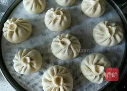 Illustration of how to make celery and pork buns 20