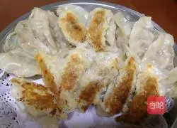 Illustration of how to make cabbage and pork dumplings 9