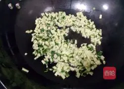 Soybean sprouts and cucumber fried rice recipe illustration 6