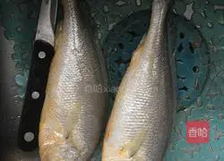 Illustration of how to make yellow croaker wontons with pickles and bamboo shoots 1